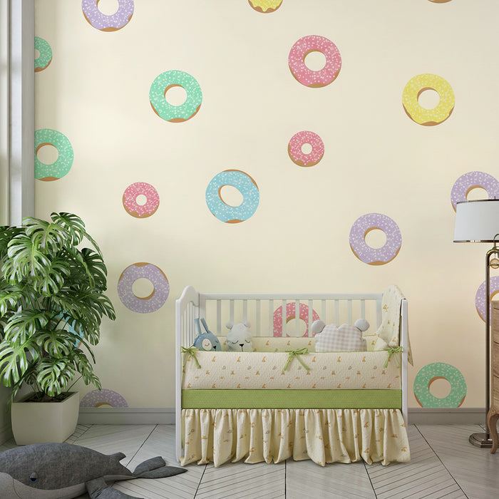 Papel de parede para quarto de criança | Donuts coloridos sobre fundo creme