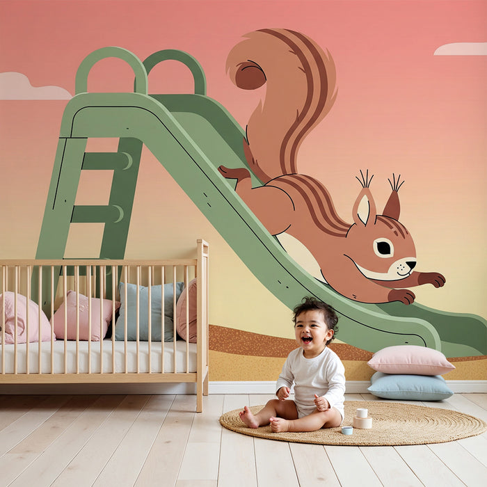 Papel pintado infantil | Ardilla en una aventura en el tobogán