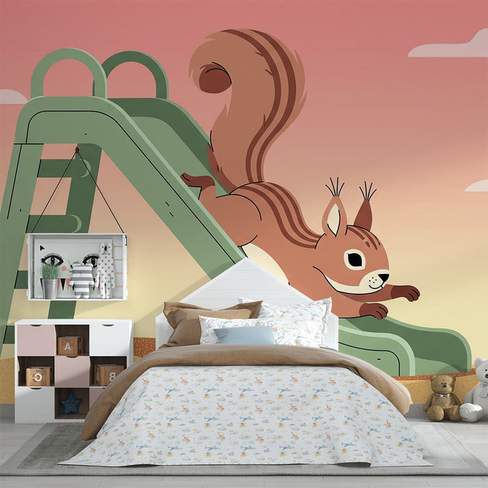 Papel pintado infantil | Ardilla en una aventura en el tobogán