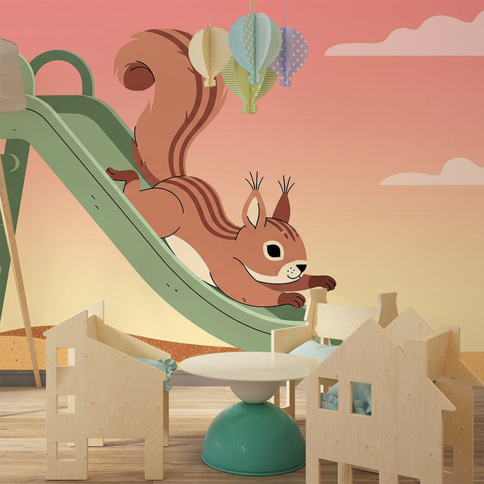 Papel pintado infantil | Ardilla en una aventura en el tobogán