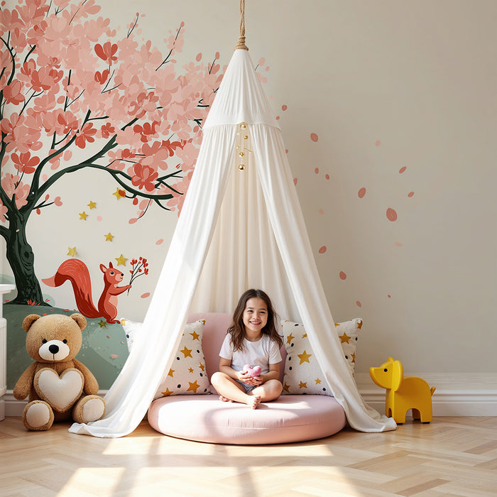 Kinderzimmer Tapete | Fröhliches Eichhörnchen unter blühender Kirschbaum