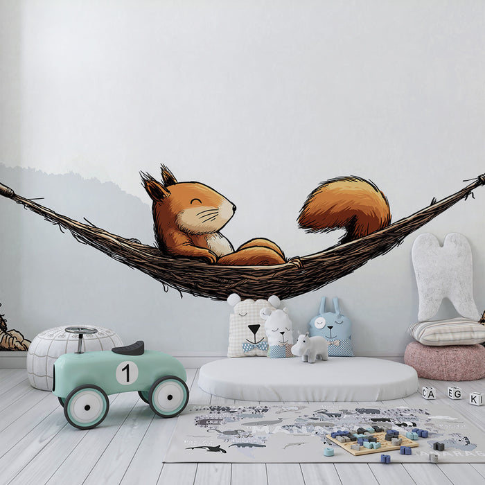 Papier peint chambre enfant | Ecureuil paisible dans un hamac suspendu entre les arbres