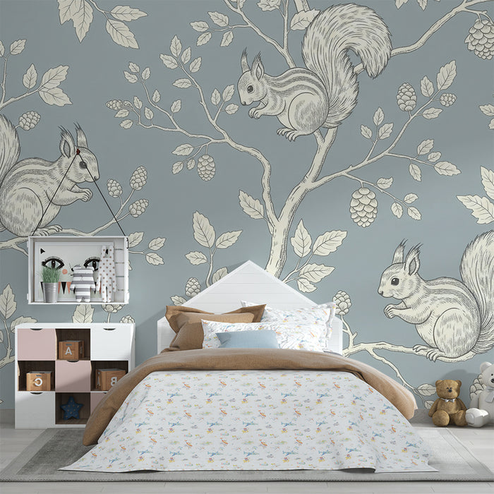 **Text tradus:**

Tapet cameră copii | Veverițe jucăușe într-un decor cu crengi și frunziș

**Slug (pentru SEO):** tapet-camera-copii-veverite-jucause-decor-crengi-frunzis