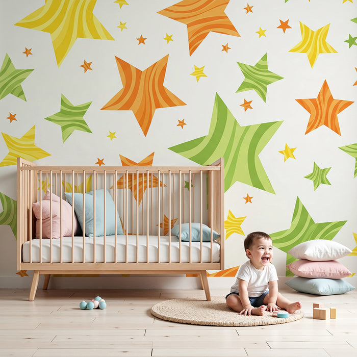Papel pintado infantil | Estrellas de colores verdes, naranjas y amarillas sobre fondo claro