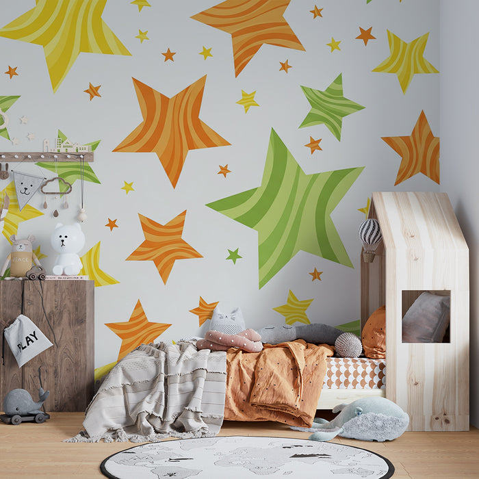 Papel pintado infantil | Estrellas de colores verdes, naranjas y amarillas sobre fondo claro