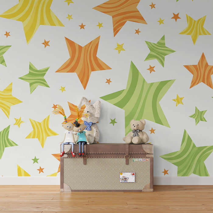 Papel pintado infantil | Estrellas de colores verdes, naranjas y amarillas sobre fondo claro