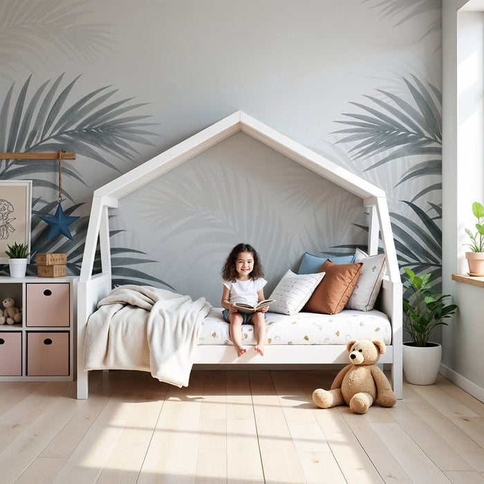 Kinderzimmer Tapete | Palmenblätter in Grautönen auf weichem Hintergrund