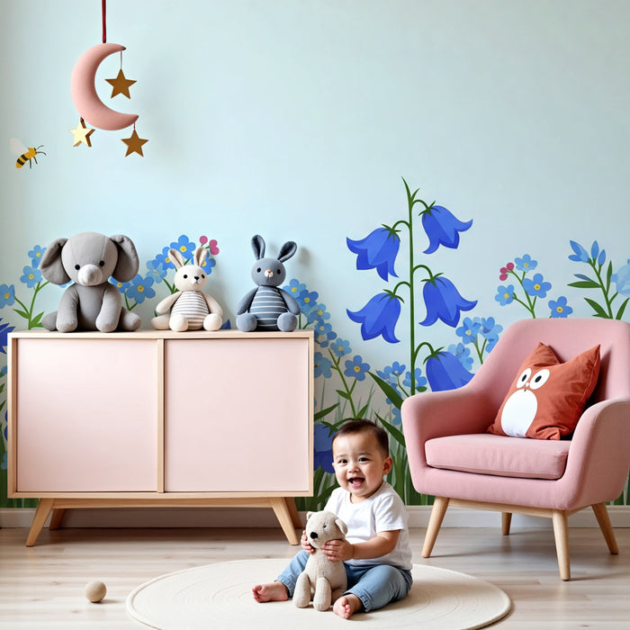 Papier peint chambre enfant | Fleurs bleues et abeilles dans un champ ensoleillé