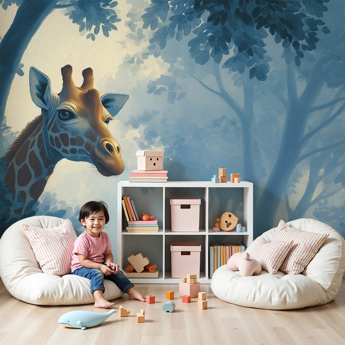 Kinderzimmer Tapete | Neugierige Giraffe mitten im nebligen Wald