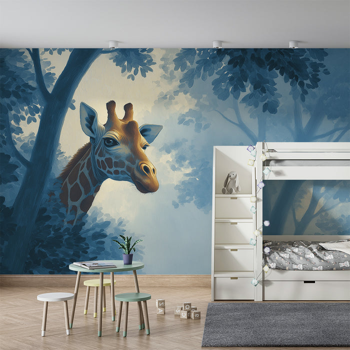 Kinderzimmer Tapete | Neugierige Giraffe mitten im nebligen Wald