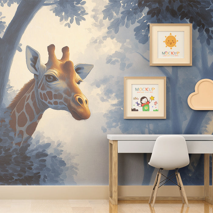 Kinderzimmer Tapete | Neugierige Giraffe mitten im nebligen Wald