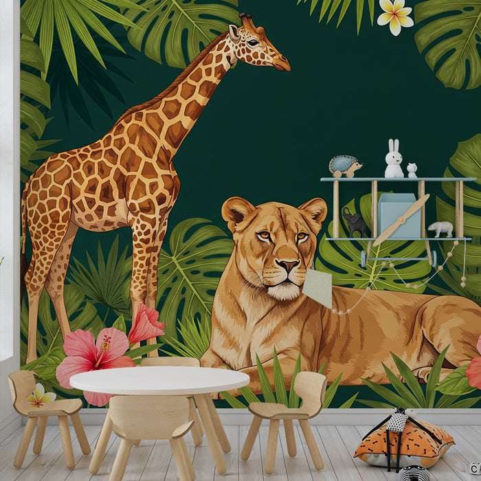 Tapete Kinderzimmer | Giraffe und Löwin inmitten eines üppigen Dschungels