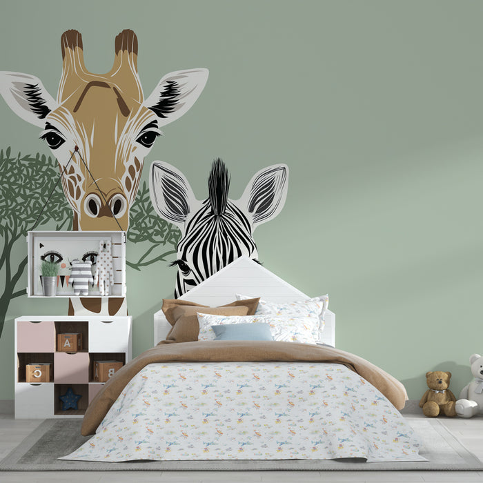 Papel de parede criança | Girafa e zebra na savana fundo verde sálvia