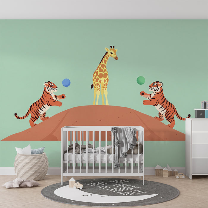 Tapet barnerom | Glad giraff omgitt av lekende tigre