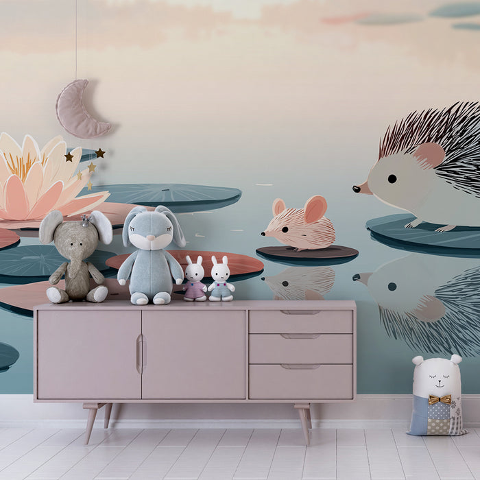 Kinderzimmer-Tapete | Igel und Maus auf Seerosen am Wasser