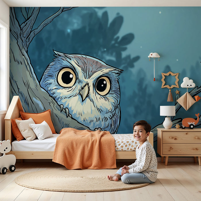 Kinderzimmer Tapete | Neugierige Eule sitzt in einem nächtlichen Baum