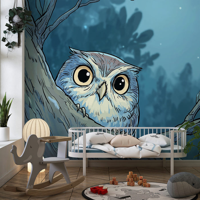 Kinderzimmer Tapete | Neugierige Eule sitzt in einem nächtlichen Baum