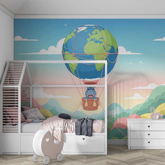 Kinderzimmer Tapete | Fröhliches Nilpferd in einem Heißluftballon über einer bunten Landschaft
