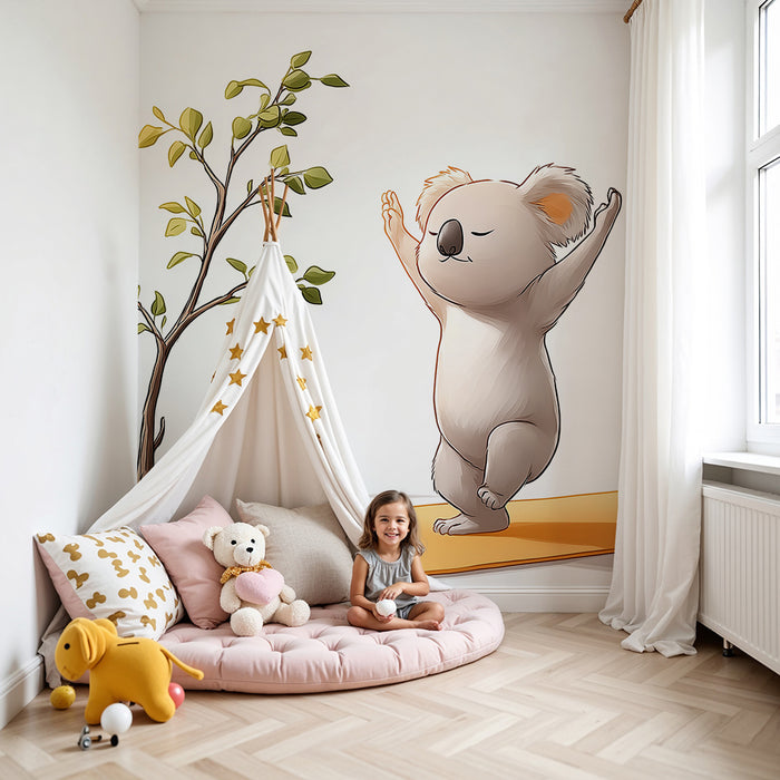 Tapet barnerom | Koala i full yogaseanse under et tre