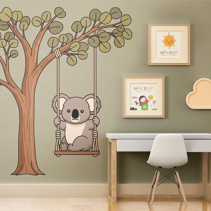 Barnrumspapper | Glad koala som gungar i ett träd