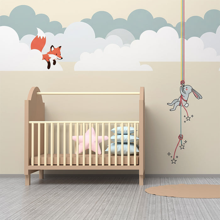 Papel pintado infantil | Conejo aventurero y zorro travieso en un cielo suave
