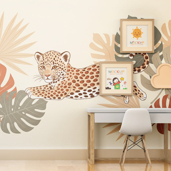 Kinderzimmer Tapete | Verspielter Leopard inmitten tropischer Blätter