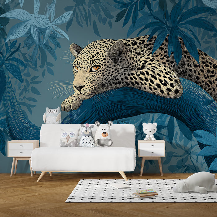 Kinderzimmer Tapete | Majestätischer Leopard ruht auf einem Ast in einem beruhigenden Dschungel