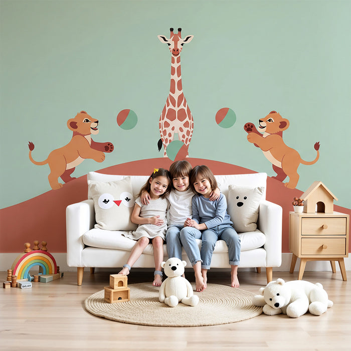 Kinderzimmer Tapete | Spielende Löwenjungen und Giraffe mitten in der Savanne