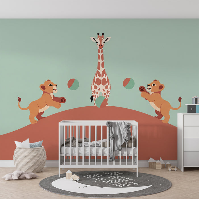Kinderzimmer Tapete | Spielende Löwenjungen und Giraffe mitten in der Savanne