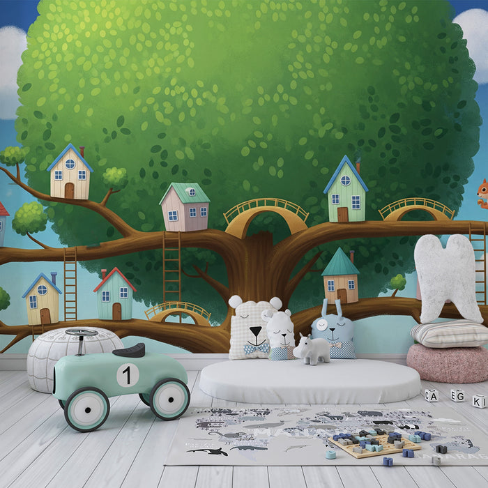 Kinderzimmer Tapete | Baumhäuser mit Eichhörnchen und bunten Vögeln