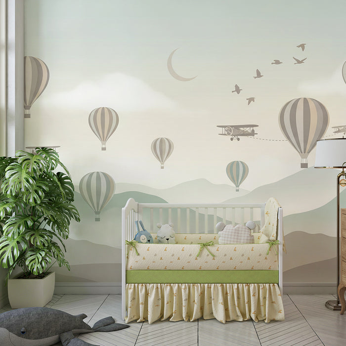 Barnrumstapet | Varmluftsballonger och flygplan i en mjuk himmel