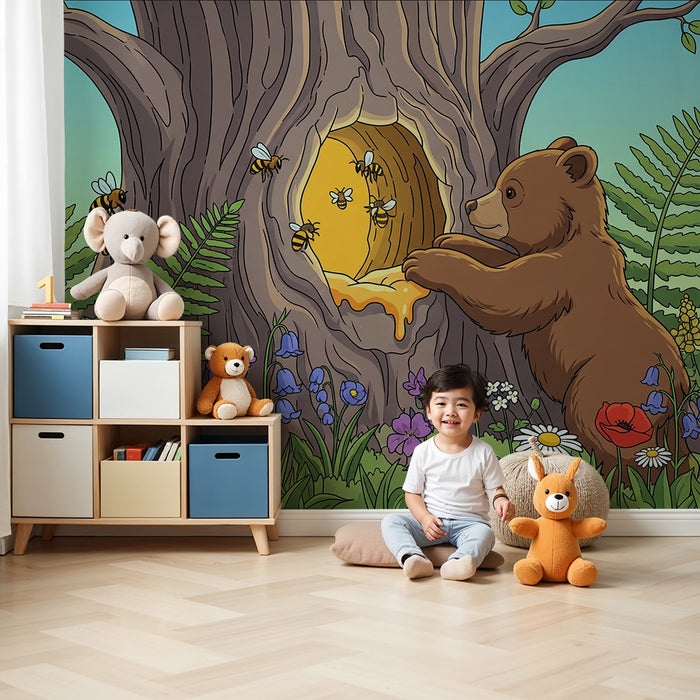 Papel de parede para quarto de criança | Ursinho curioso e colmeia dourada numa floresta florida