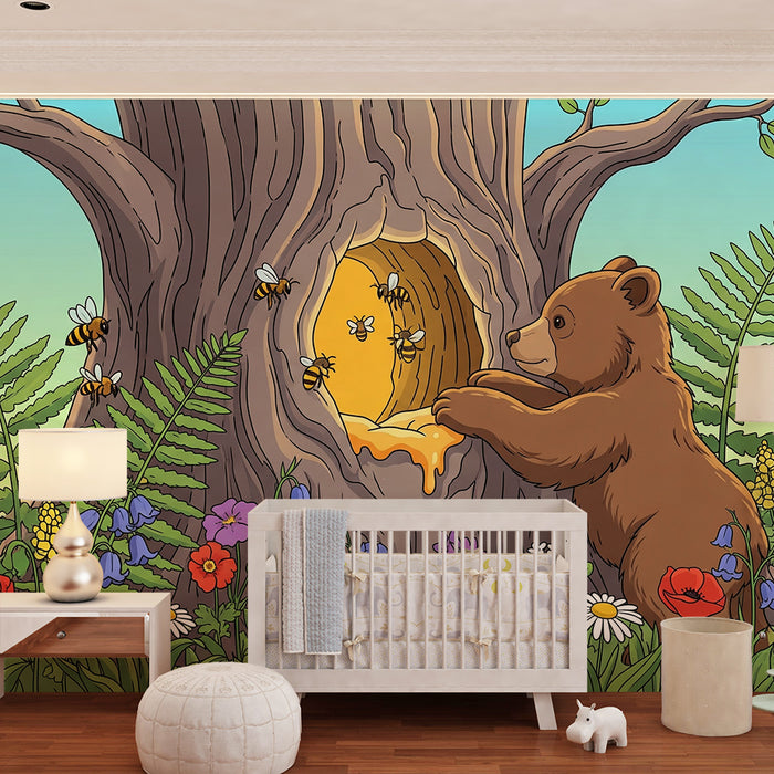 Papel de parede para quarto de criança | Ursinho curioso e colmeia dourada numa floresta florida