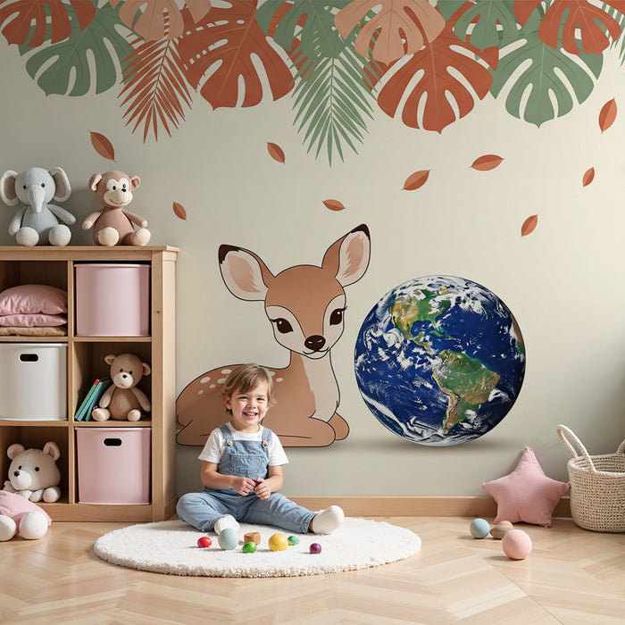 Kinderzimmer Tapete | Kleines Rehkitz und Globus umgeben von tropischem Laub