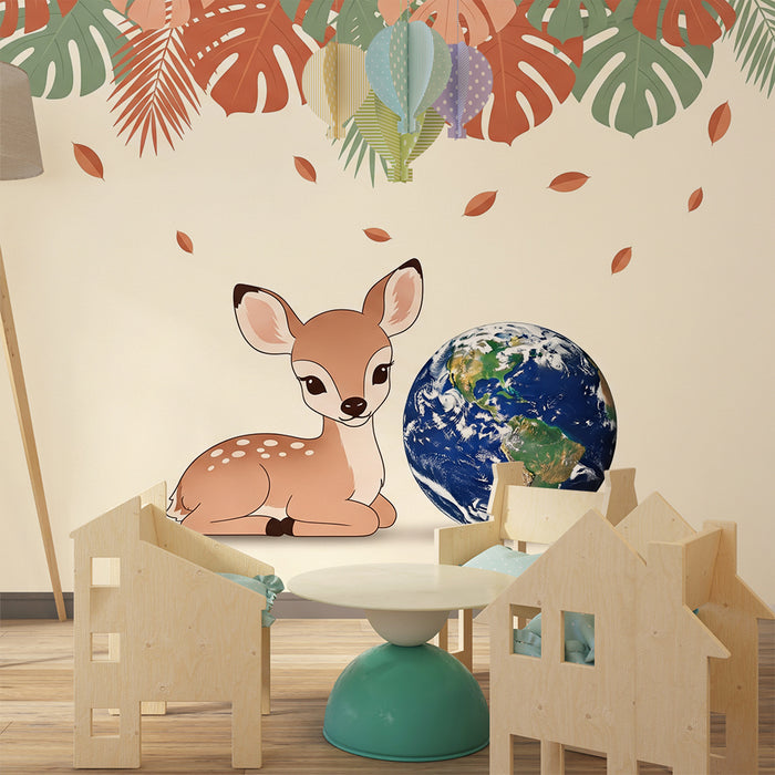 Kinderzimmer Tapete | Kleines Rehkitz und Globus umgeben von tropischem Laub