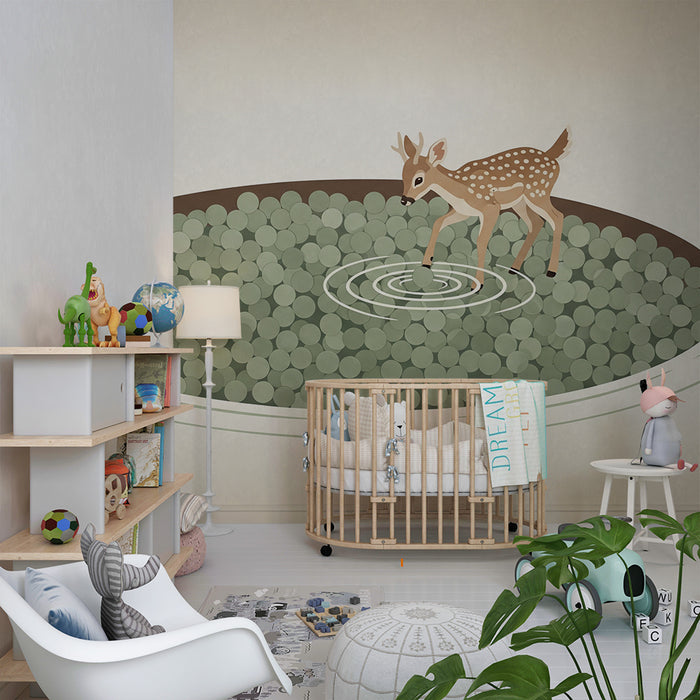 Barntapet | Liten rådjur leker nära en lugn damm