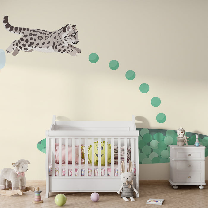 Kinderzimmer Tapete | Kleiner Leopard springt in einen Pool mit grünen Bällen