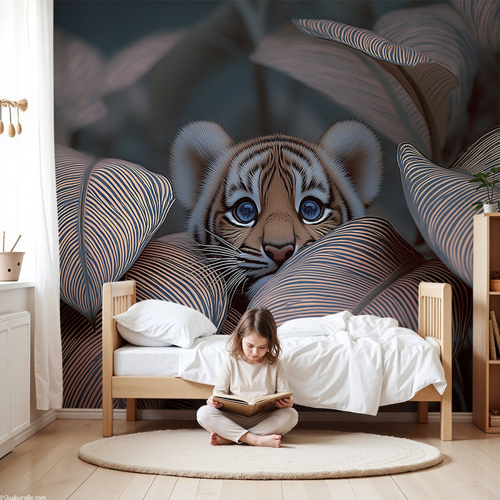 Barntapet | Liten tiger gömd bland exotiska löv