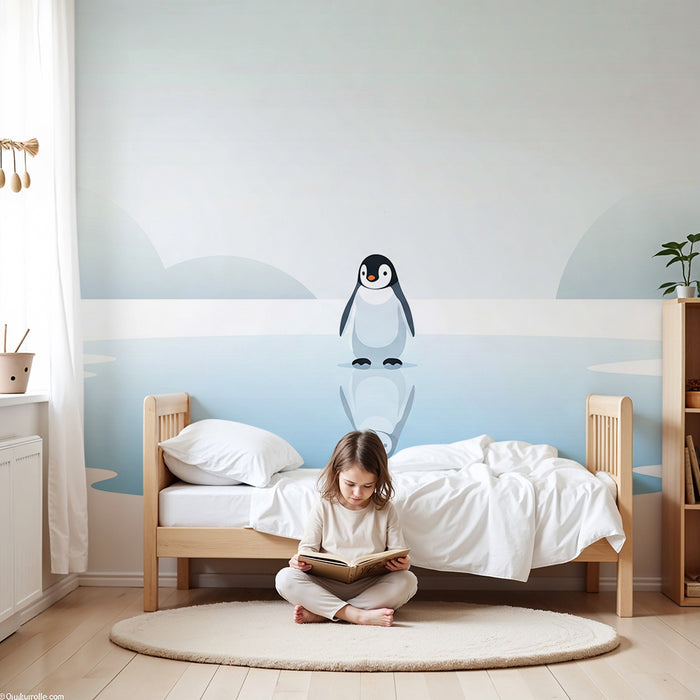 Kinderzimmer Tapete | Niedlicher Pinguin auf dem Eis mit ruhiger Spiegelung