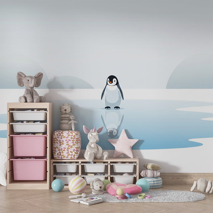 Kinderzimmer Tapete | Niedlicher Pinguin auf dem Eis mit ruhiger Spiegelung