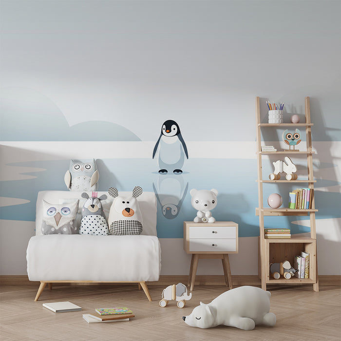 Kinderzimmer Tapete | Niedlicher Pinguin auf dem Eis mit ruhiger Spiegelung