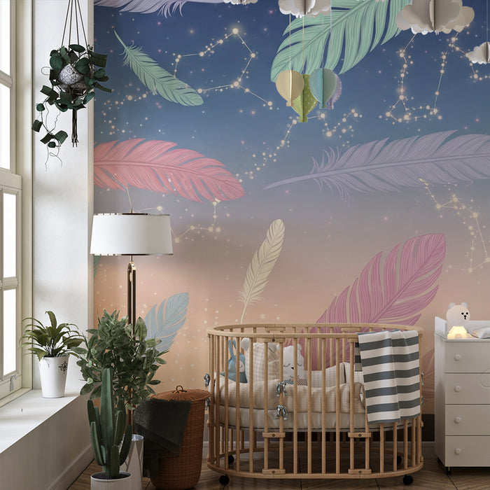 Kinderzimmer Tapete | Bunte Federn und Sternbilder in einem Sternenhimmel