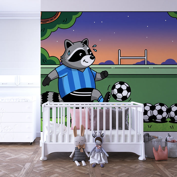 Behang kinderkamer | Voetballende wasbeer op zonnig veld