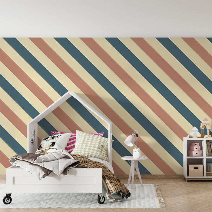Børneværelsestapet | Diagonale striber i bløde nuancer af beige, pink og blå