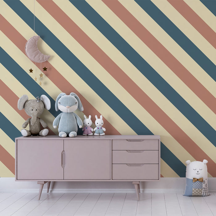 Børneværelsestapet | Diagonale striber i bløde nuancer af beige, pink og blå