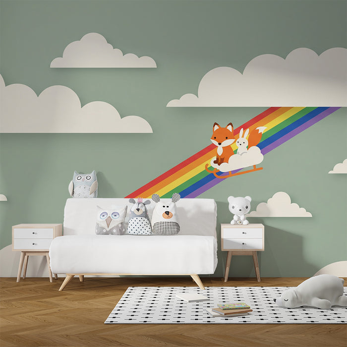 Papel pintado infantil | Zorro y conejo deslizándose por un arcoíris en un cielo nublado