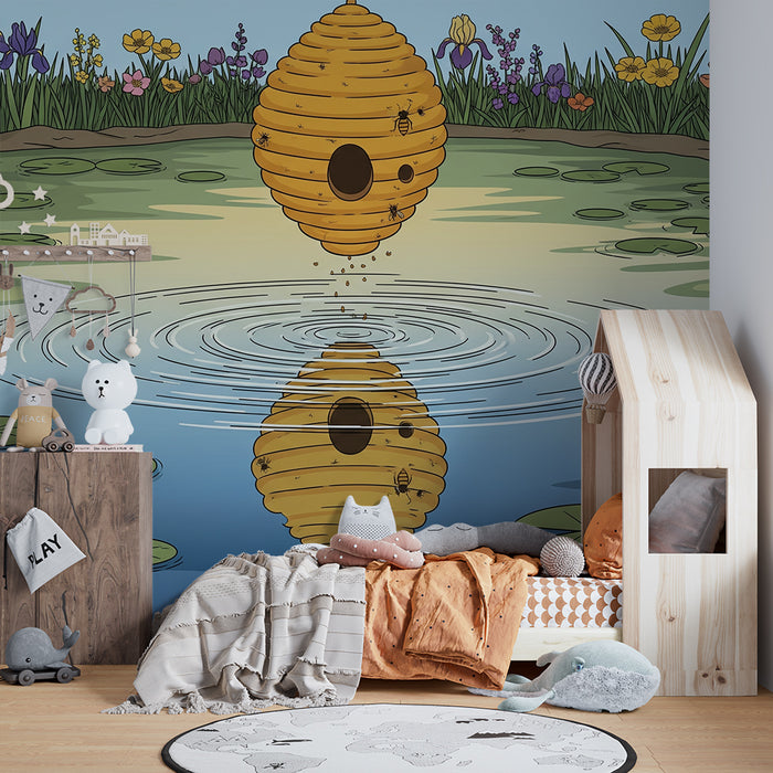 Kinderzimmer-Tapete | Bunter Bienenstock am Wasser mit Blumen und Seerosen