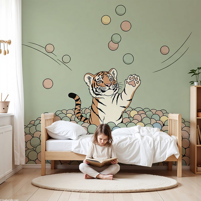 Kinderzimmer Tapete | Tiger Spieler inmitten bunter Bälle
