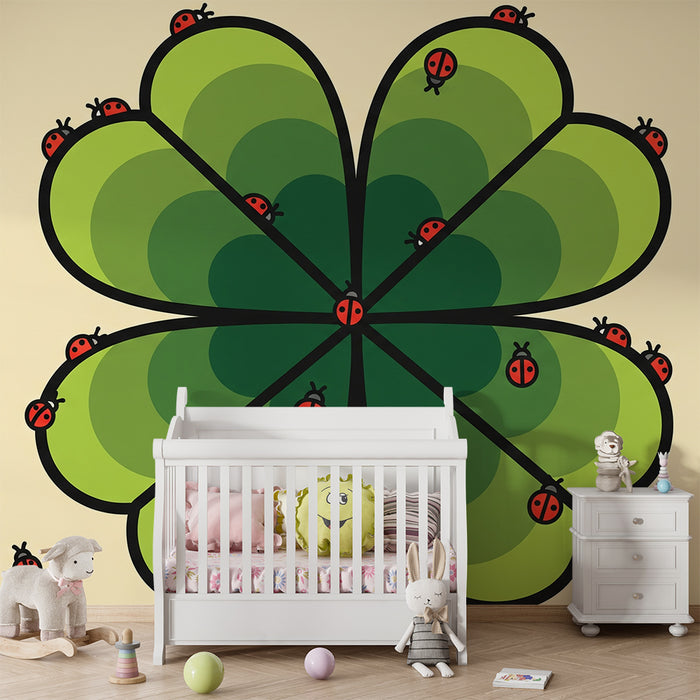 Papel pintado infantil | Trébol verde con mariquitas traviesas