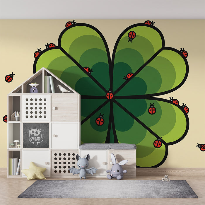 Papel pintado infantil | Trébol verde con mariquitas traviesas